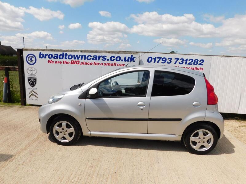 View PEUGEOT 107 1.0 12V Sportium