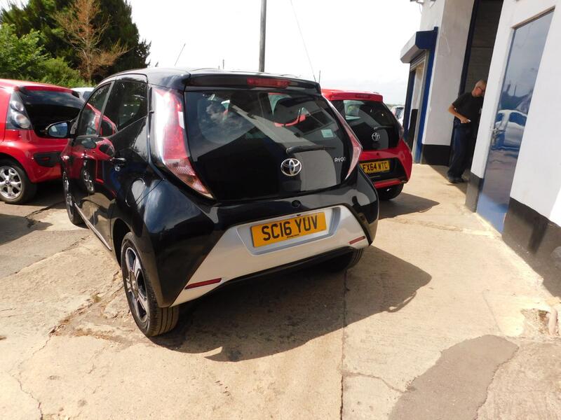 View TOYOTA AYGO 1.0 VVT-i x-clusiv