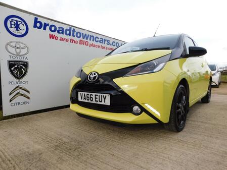 TOYOTA AYGO 1.0 VVT-i x-cite 3 Yellow Bi-Tone